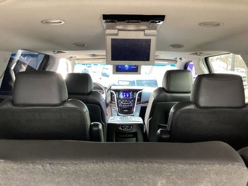 Used 2017 Cadillac Escalade ESV Luxury image 28