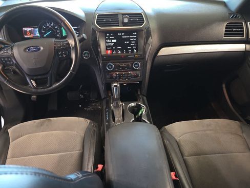 Used 2017 Ford Explorer XLT w/ Equipment Group 202A AWD/4WD image 4