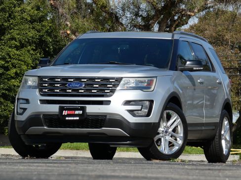 Used 2017 Ford Explorer XLT w/ Equipment Group 202A image 2