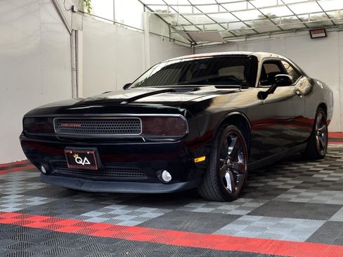 Used 2013 Dodge Challenger SXT RWD image 3