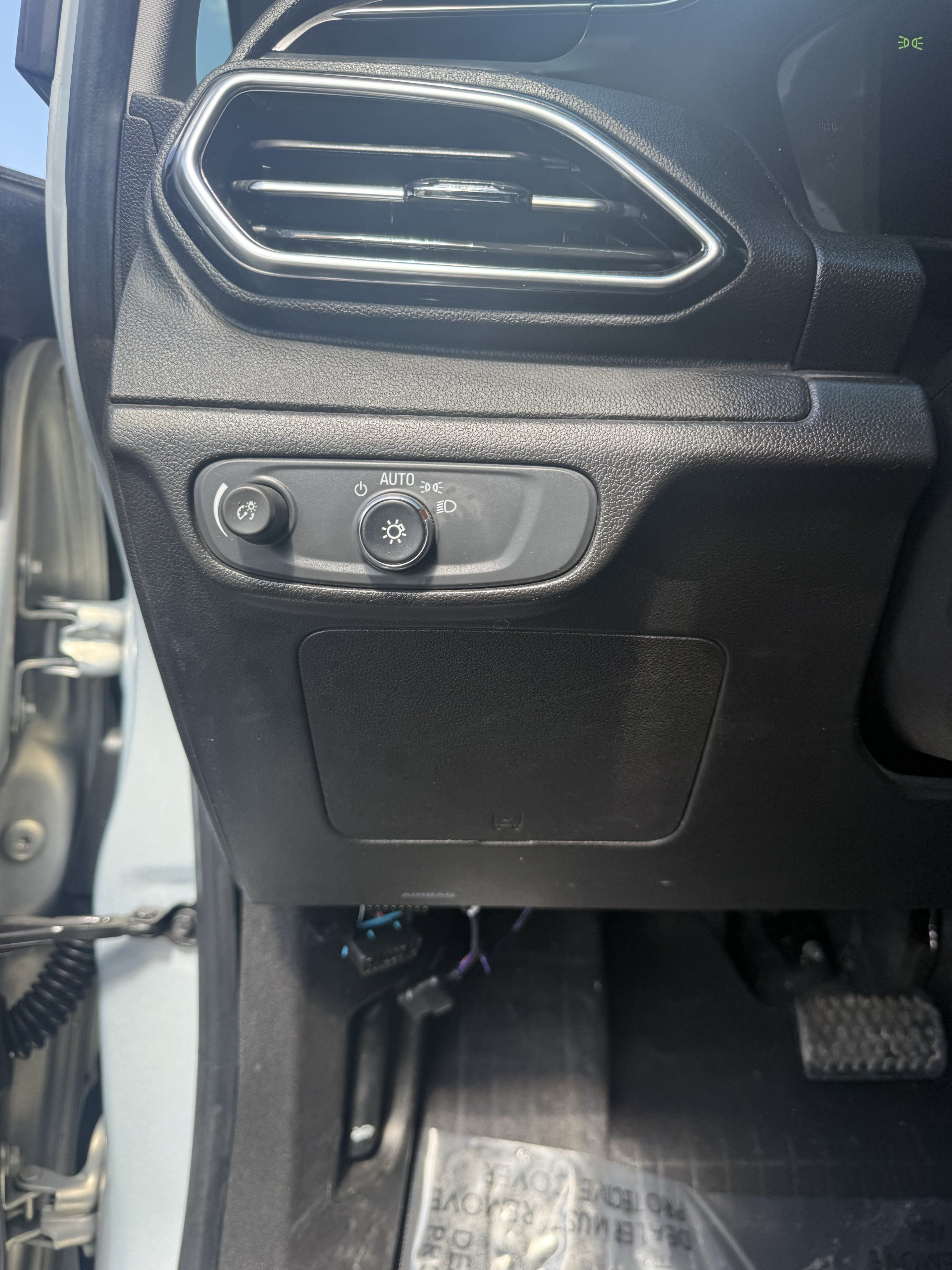 Used 2022 Chevrolet Bolt LT w/ Infotainment Package FWD image 17