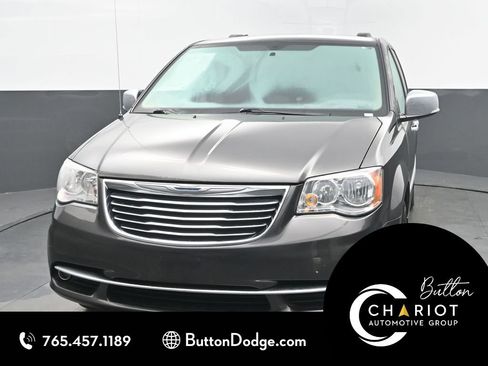 Used 2015 Chrysler Town & Country Limited image 1