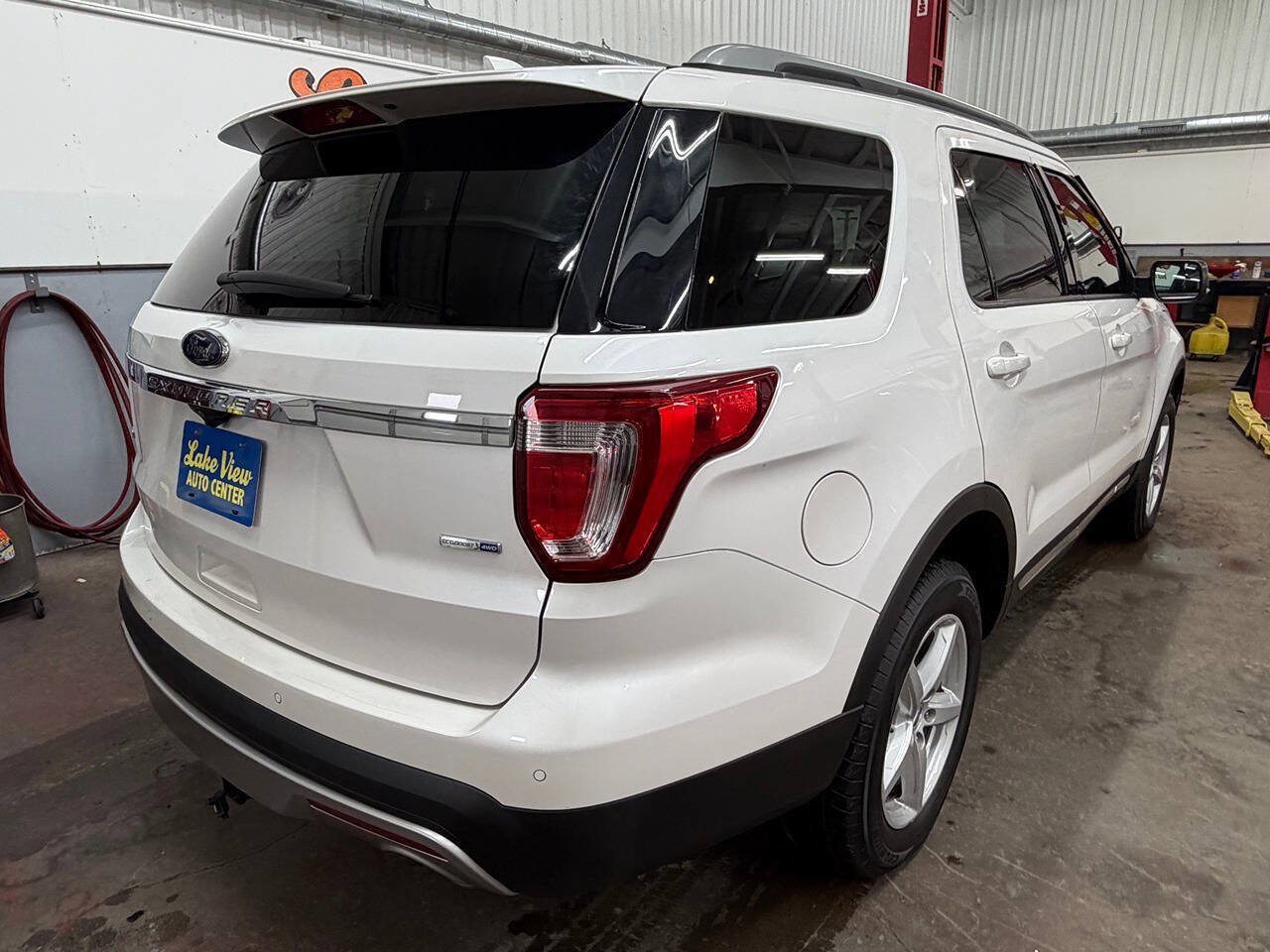 Used 2016 Ford Explorer XLT w/ Equipment Group 202A AWD/4WD image 8