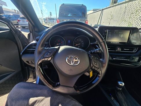 Used 2018 Toyota C-HR XLE image 9
