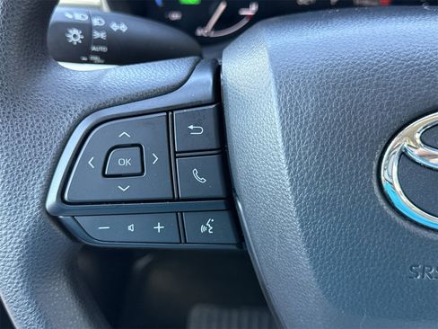 Used 2025 Toyota Sienna LE image 21