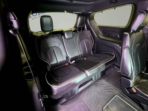 Used 2019 Chrysler Pacifica Limited w/ Advanced Safetytec Group FWD image 26