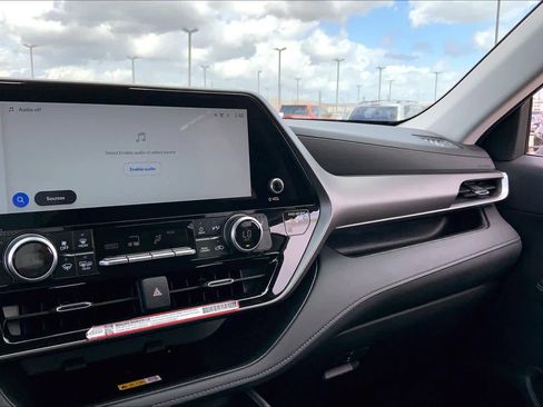 Certified 2025 Toyota Highlander XLE image 34