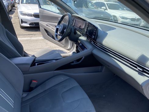 Used 2022 Hyundai Elantra SEL w/ Convenience + Premium Package FWD image 21