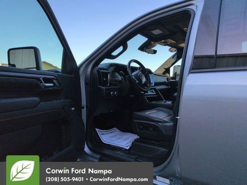 Used 2024 GMC Sierra 2500 AT4 w/ Technology Package AWD/4WD image 9