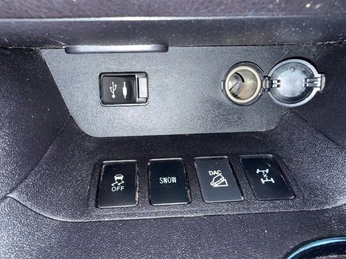 Used 2014 Toyota Highlander XLE AWD/4WD image 18