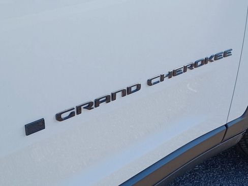 Used 2024 Jeep Grand Cherokee Altitude AWD/4WD image 6