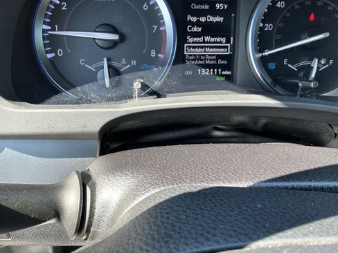 Used 2019 Toyota Highlander XLE FWD image 21