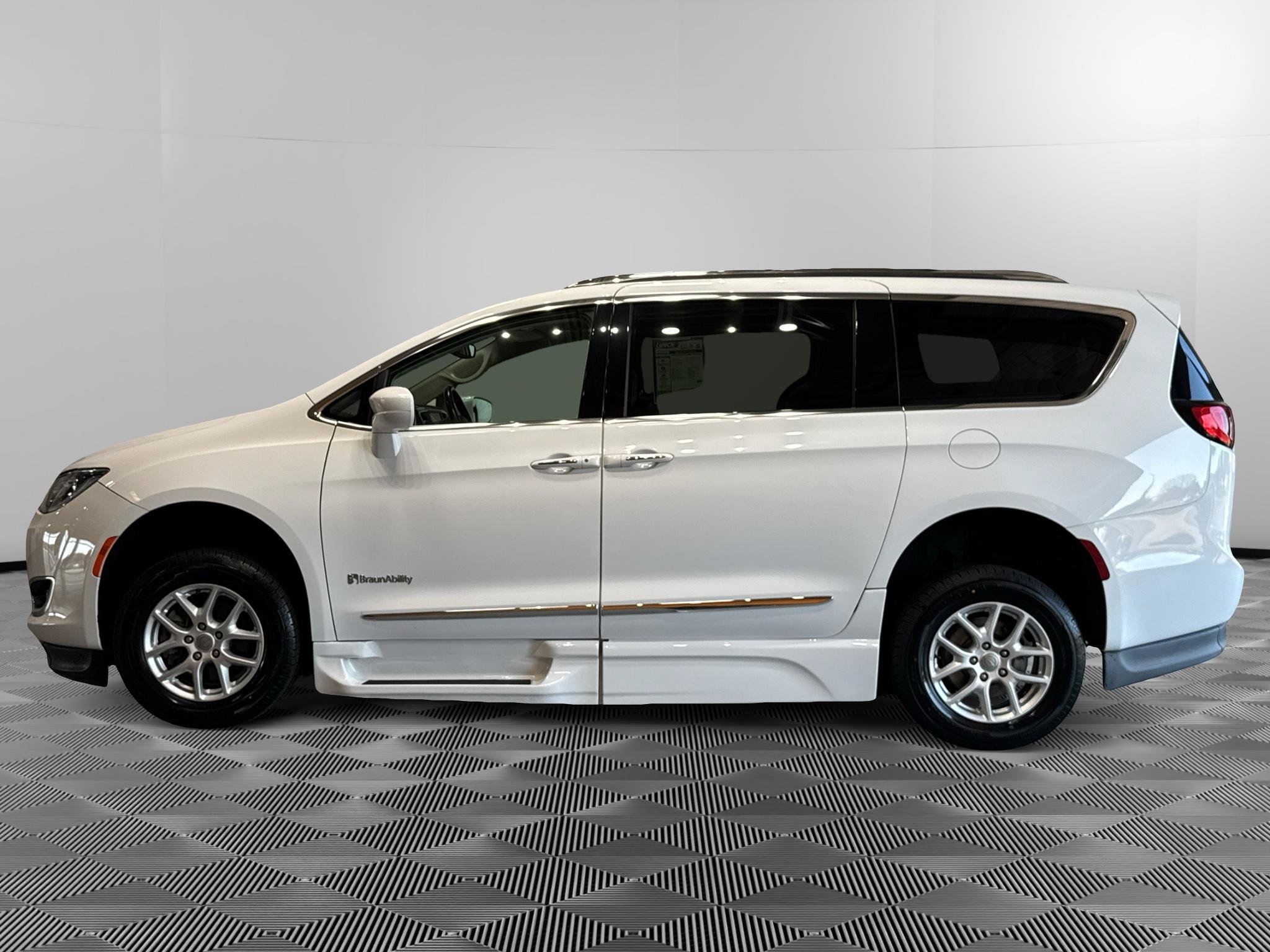 Used 2020 Chrysler Pacifica Touring-L FWD image 2