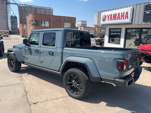 Used 2024 Jeep Gladiator Sport AWD/4WD image 7