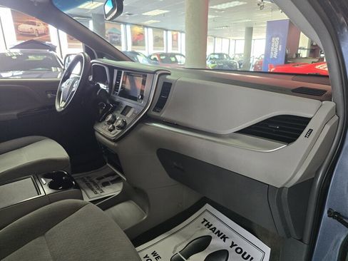 Used 2017 Toyota Sienna LE image 13