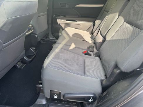 Used 2019 Toyota Highlander LE AWD/4WD image 7