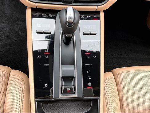 Used 2024 Porsche Macan AWD/4WD image 32
