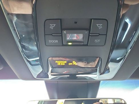 Used 2021 Toyota Venza XLE w/ Softex Package image 32