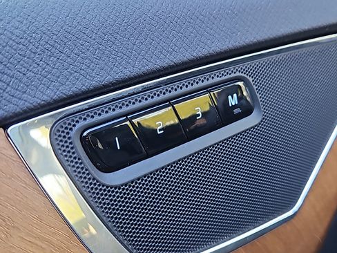 Used 2024 Volvo XC90 B6 Plus image 11