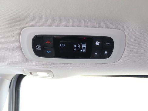 Used 2023 Chrysler Pacifica Limited image 30