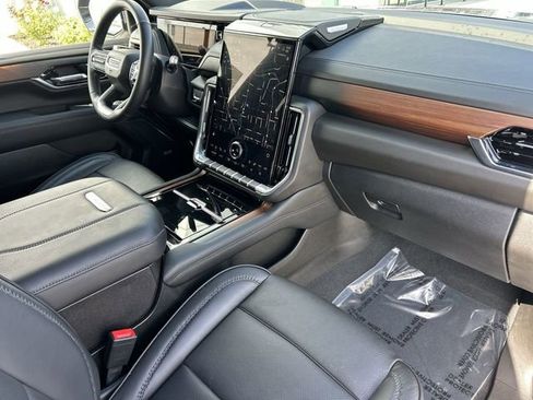 Used 2025 GMC Yukon XL Denali AWD/4WD image 13