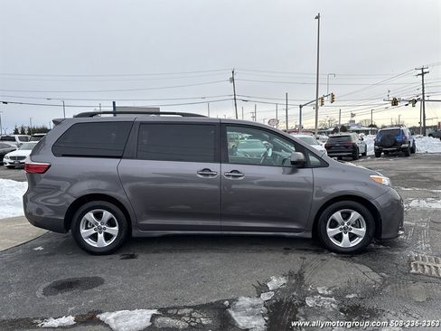 Used 2018 Toyota Sienna LE image 4