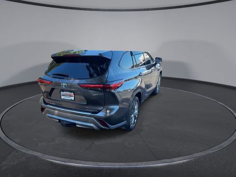 Used 2021 Toyota Highlander Platinum image 14
