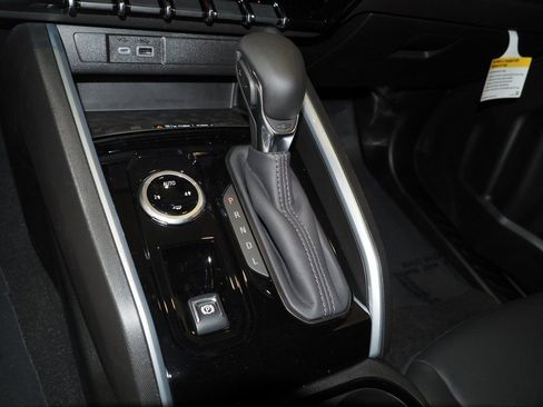 New 2024 Chevrolet Colorado LT w/ LT Convenience Package III image 12