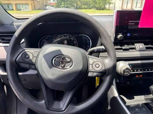 Used 2024 Toyota RAV4 LE AWD/4WD image 28