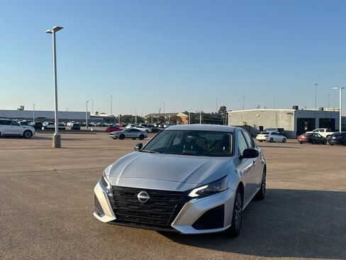 Certified 2025 Nissan Altima 2.5 SV FWD image 7