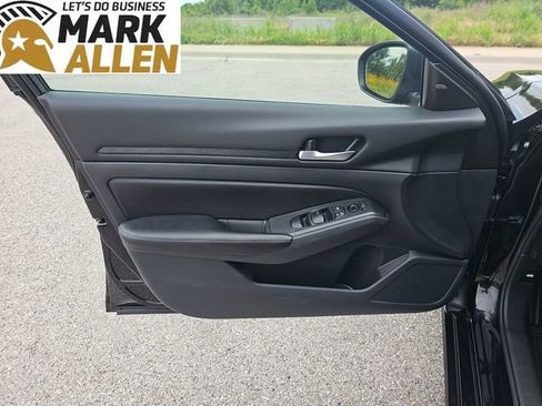 Used 2025 Nissan Altima 2.5 SV FWD image 21