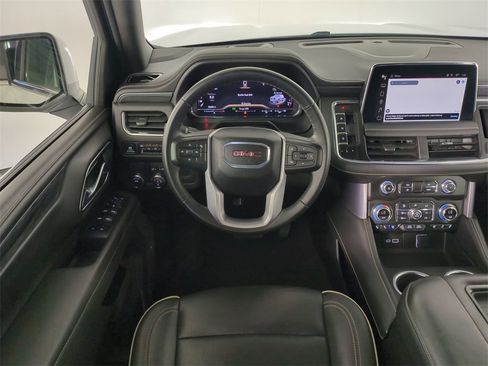 Used 2024 GMC Yukon XL SLT image 19