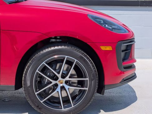 Certified 2025 Porsche Macan AWD/4WD image 11
