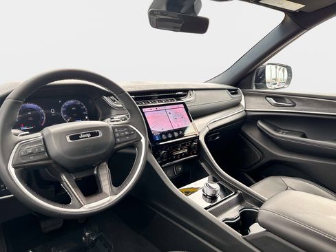 Used 2025 Jeep Grand Cherokee Limited image 17