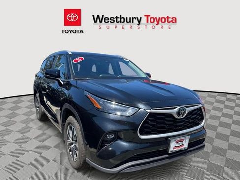 Certified 2025 Toyota Highlander XLE AWD/4WD image 1
