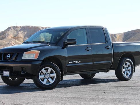Used 2010 Nissan Titan SE RWD image 4