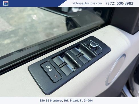 Used 2019 Land Rover Discovery SE AWD/4WD image 16