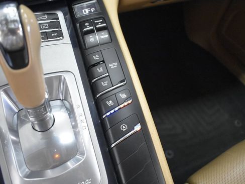 Used 2015 Porsche Panamera 4 w/ Premium Package Plus image 25