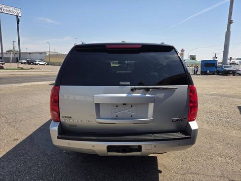 Used 2011 GMC Yukon XL SLT w/ SLT-2 Equipment Package AWD/4WD image 4