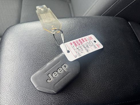 Used 2021 Jeep Gladiator Sport AWD/4WD image 26