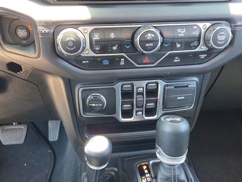 Used 2025 Jeep Wrangler Unlimited Sahara AWD/4WD image 20