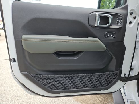 New 2025 Jeep Gladiator Mojave image 11