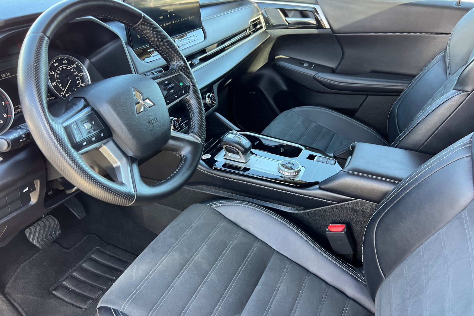Used 2025 Mitsubishi Outlander SE FWD image 10