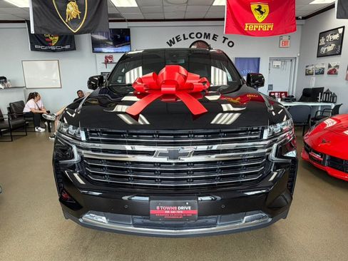 Used 2022 Chevrolet Suburban LT w/ LT Signature Plus Package AWD/4WD image 3