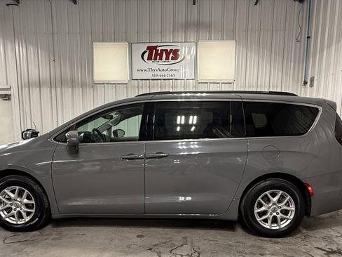 Used 2022 Chrysler Pacifica Touring-L FWD image 12