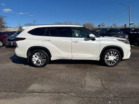 Used 2021 Toyota Highlander Platinum image 11