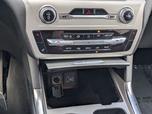 Used 2022 Ford Explorer XLT w/ Equipment Group 202A image 20