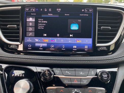 Used 2025 Chrysler Pacifica Premium image 21