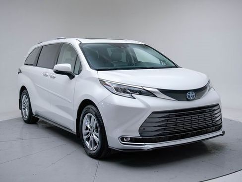 Used 2022 Toyota Sienna Limited image 7