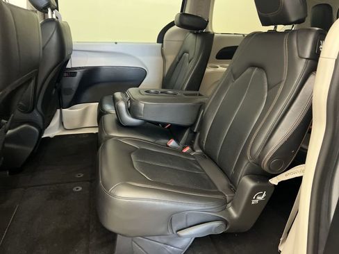 Used 2019 Chrysler Pacifica Touring-L image 23